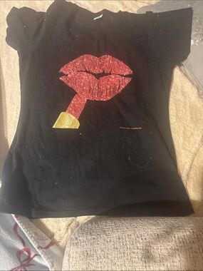 Black Graphic Lipstick Tee - Women's Casual Top